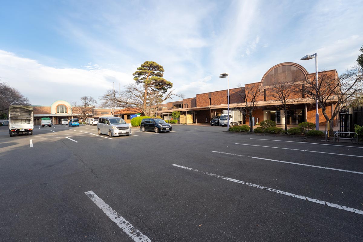 日華斎場の駐車場